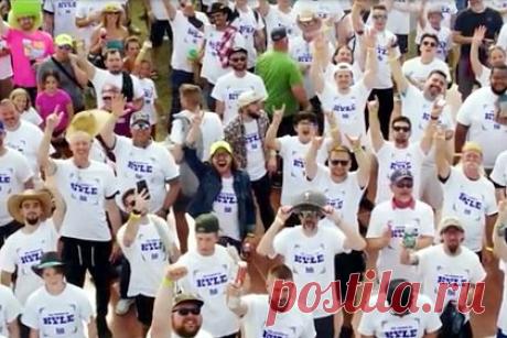 Полторы тысячи Кайлов приехали в город Кайл на праздник в честь имени Кайл. В городе Кайл организовали трехдневный фестиваль, на который приехали полторы тысячи Кайлов со всей страны. Местные власти устроили фестиваль в надежде установить рекорд и организовать самое крупное собрание людей с одинаковым именем. Однако мировой рекорд остался непобитым.