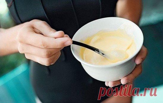 Кожа как у младенца!
Девочки, мне одна женщина рассказала секрет невероятной маски для лица, всего 3 ингредиента, и кожа становиться как у младенца, словами не передать! Обязательно попробуйте! 
Рецепт: 
Мякоть одного банана тщательно размять, добавить 1 ст. ложку сметаны и яичный желток и нанести смесь на лицо. Маску держать 10-15 минут и смыть теплой кипяченой водой.