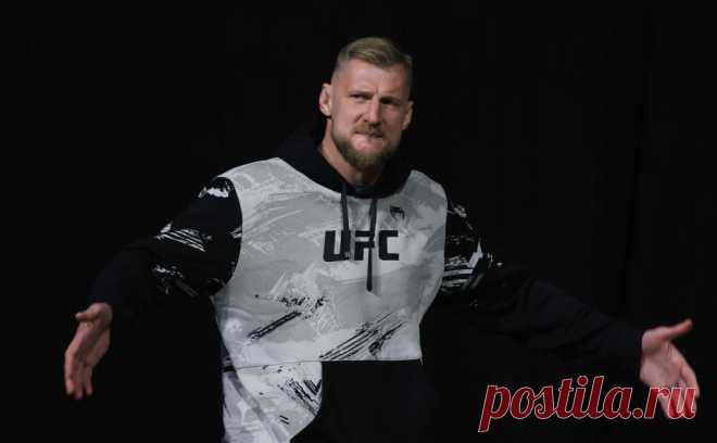 Лучший российский тяжеловес в UFC снялся с боя из-за травмы. Александр Волков получил травму колена и не сможет сразиться против француза Сирила Гана 26 октября. Поединок может быть перенесен на декабрь