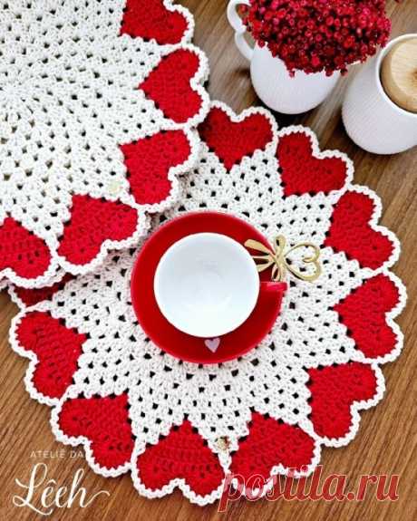 Салфетка с сердечками крючком Салфетка с сердечками крючкомОна добавит уюта и душевности в вашем доме.