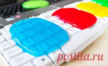 ДОМАШНИЙ РЕЦЕПТ ИЗГОТОВЛЕНИЯ ТРЯПКИ ЖЕЛЕМногие уже слышали, как облегчает уборку в труднодоступных местах новое изобретение под названием «тряпка-желе». Эта похожая на игрушечного «лизуна» масса удаляет пыль, шерсть и крошки с компьютерной клавиатуры, приборной панели автомобиля и прочих подобных мест. 
Хорошая новость – теперь такое приспособление можно приготовить дома, своими руками. Рецепт несложный. Берем: 1 ст. теплой воды, 1 ст.л крахмала, 140 г клея ПВА, 0,5 ч.л. б...