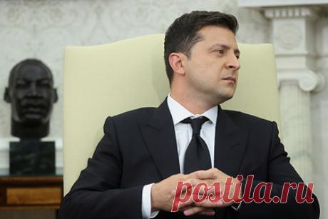 СБУ сообщили о возможном покушении на Зеленского. Неизвестный позвонил в Службу безопасности Украины (СБУ) и сообщил о возможном покушении на президента страны Владимира Зеленского. Анонимный звонок поступил на телефон доверия СБУ 4 сентября в 15:10 по местному времени. Звонивший сказал, что также слышал о намерениях совершить атаку на здание Верховной Рады.