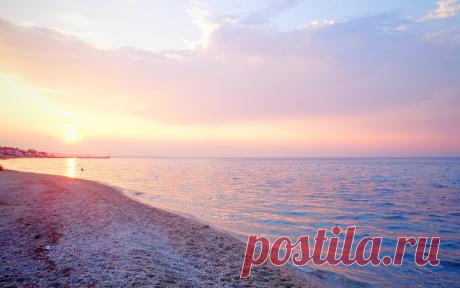 Свое имя Салоники получил от молодой красавицы Фессалоники, сводной сестры Александра Македонского и жены македонского царя Кассандра, основавшего этот город в 315 году до н.э. С 170 года до н.э. город становится столицей римской провинции Македонии. В V веке здесь строятся первые христианские церкви. В Средние века сюда приходят сарацины, норманны, а также турки-османы. Во время Второй мировой войны город был занят фашистскими войсками и было уничтожено 50 тысяч местных жителей-евреев.