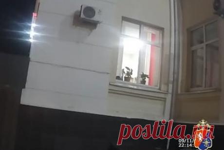 Россиянин застрял на карнизе вокзала в позе Человека-паука и попал на видео. В Нижнем Тагиле 31-летний мужчина застрял на карнизе здания вокзала в позе Человека-паука. Спасение россиянина попало на видео, соответствующие кадры опубликовал портал Е1.ru. На представленном видеоролике видно, как сотрудники правоохранительных органов общаются с парнем, стоящем на карнизе второго этажа.