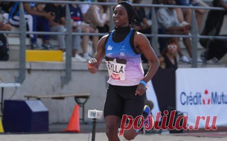 Французскую бегунью не допустили к церемонии открытия ОИ из-за хиджаба. Во Франции на законодательном уровне запрещено носить хиджаб. В Олимпийском комитете Франции заявили, что ведут переговоры с Силлой, чтобы найти приемлемое решение. Ранее она выступала в кепке, полностью покрывающей ее голову