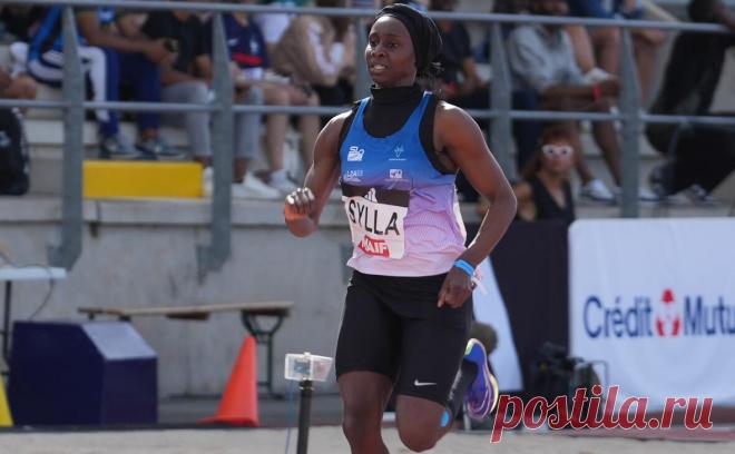 Французскую бегунью не допустили к церемонии открытия ОИ из-за хиджаба. Во Франции на законодательном уровне запрещено носить хиджаб. В Олимпийском комитете Франции заявили, что ведут переговоры с Силлой, чтобы найти приемлемое решение. Ранее она выступала в кепке, полностью покрывающей ее голову