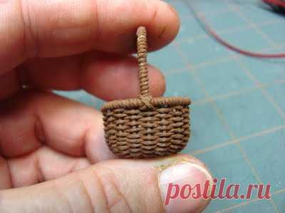Плетем мини корзинку для кукол.
источник: http://fljuida.com/post276581422/?upd