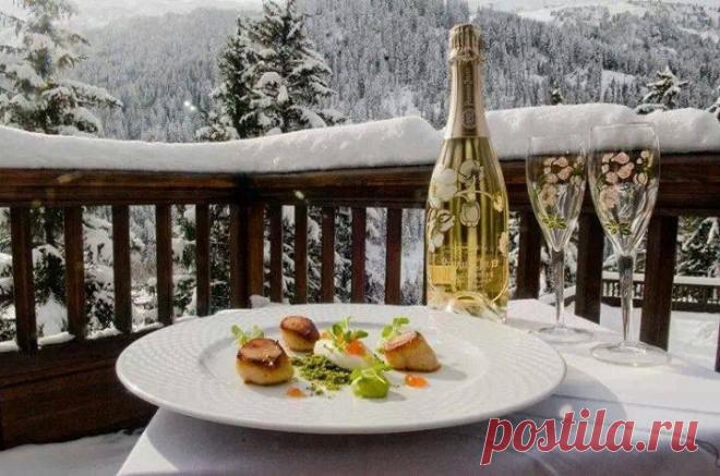 Мы сладкого шампанского нальем за наше счастье женское простое.До старости чтоб нам не знать покоя.И жизнь,чтоб били радостным ключом.( волшебная страна книг к.н.)