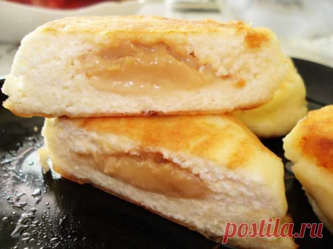 ​Сырники с вареной сгущенкой Ингредиенты:Творог — 500 гЯйца — 2 шт. Сахар — 6 ст. л.
Манная крупа — 6 ст. л. Вареная сгущенка — 0,3 банки Мука — для обваливания сырников Растительное масло — для жаркиПриготовление:1. Для начала необходимо приготовить...