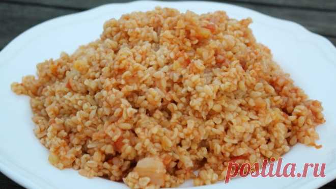 Булгур с овощами.
Простой рецепт гарнира из крупы булгур (бургуль), репчатого лука, помидоров и сладкого перца. Крупа булгур полезна и отлично заменяет перловку, рис, кус кус, не разваривается до кашеобразного состояния.