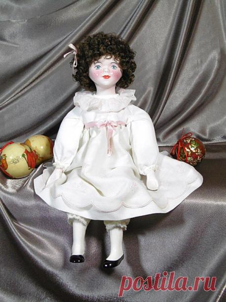 Чудесная кудрявая конопушка, фарфор - голова, туловище, кисти рук, ножки до колен.
Ручки пришиты к платью