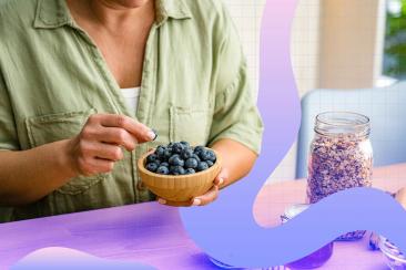 Диетологи EatingWell советуют чаще включать в рацион ягоды, бобовые, листовую зелень, лосось и орехи.