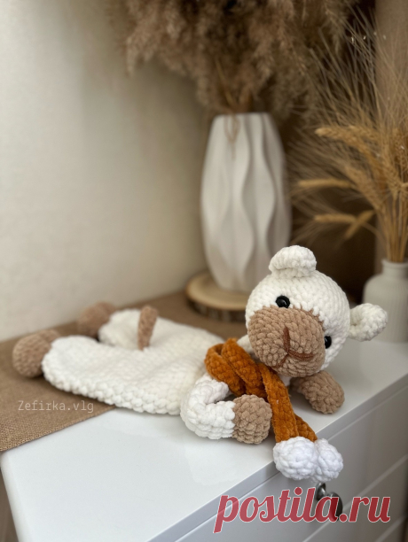 PDF Комфортер Альпака крючком. FREE crochet pattern; Аmigurumi toy patterns. Амигуруми схемы и описания на русском. Вязаные игрушки и поделки своими руками #amimore - плюшевая альпака, большая лама из плюшевой пряжи, комфортер в виде альпаки.