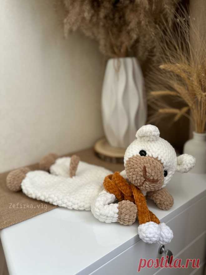 PDF Комфортер Альпака крючком. FREE crochet pattern; Аmigurumi toy patterns. Амигуруми схемы и описания на русском. Вязаные игрушки и поделки своими руками #amimore - плюшевая альпака, большая лама из плюшевой пряжи, комфортер в виде альпаки.