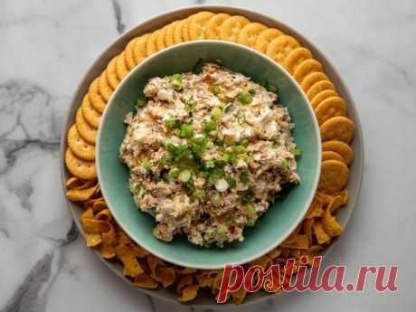 Дип на миллион долларов - рецепт Этот сырный дип-соус самый вкусный из всех, что вы пробовали - дип на миллион. Он буквально наполнен солёными кусочками жареного бекона, хрустящими иголочками