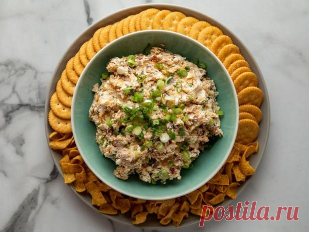 Дип на миллион долларов - рецепт Этот сырный дип-соус самый вкусный из всех, что вы пробовали - дип на миллион. Он буквально наполнен солёными кусочками жареного бекона, хрустящими иголочками