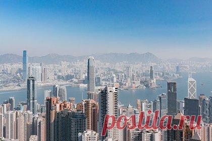 Россиянам раскрыли стоимость отдыха в самом дорогом городе мира. По данным АТОР, в первой половине декабря путевка в Гонконг без расходов на авиабилеты обойдется россиянам примерно в 160 тысяч рублей на двоих. При этом за пакетный тур в самый дорогой город мира с включенным перелетом путешественникам придется заплатить уже от 284 тысяч рублей на двоих.