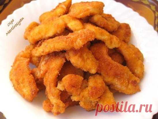 Куриные стрипсы
Куриные грудки(3 шт), помыть, обсушить, нарезать полосками. Сбрызнуть лимонным соком, посолить, поперчить, добавить три дольки давленного чеснока. Приготовить три миски: одну с мукой, другую с панировочными сухарями, третью с тремя взбитыми яйцами. Разогреть сковородку с большим кол-вом масла. Полоски курицы вначале обвалять в муке, затем в яйце, потом в панировочных сухарях. Жарить порциями на раскаленном масле по 2 минуты с каждой стороны. Винимать шумовкой и складывать на сал