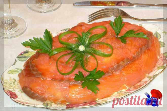 Сегодня хочу поделиться с вами вкусным и нежным рецептом слоеного салата с креветками и красной рыбой. Салат очень простой в приготовлении. Семгу можно заменить другой красной рыбкой, например форелью, но это уже по желанию.  В оригинальном рецепте используются крабовые палочки, предлагаю заменить их на креветки, что придаст салату нежных морских ноток. Попробуйте приготовить, экспериментируете, и этот салат не применено станет одним из основных блюд вашего праздничного стола.