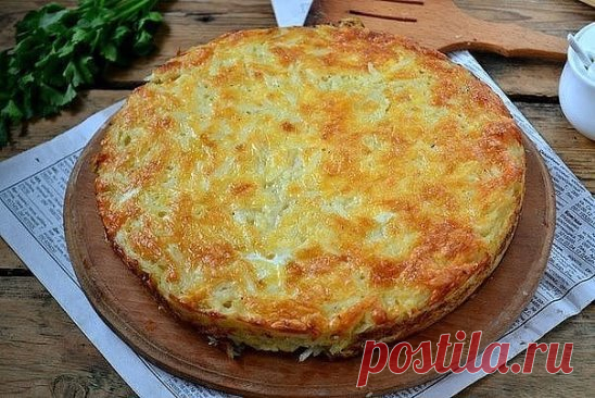 Запеканка из тертого картофеля с сыром и чесноком
Это блюдо стало одним из моих любимых еще в детстве и до сих пор им остается. Им часто угощала меня сестра, когда я приезжала к ней в гости. Разница в возрасте у нас довольно большая, и поэтому когда я только начала интересоваться кулинарными премудростями, сестра была уже опытной хозяйкой. У неё я переняла рецепт этой замечательной запеканки с возбуждающим аппетит чесночным ароматом.
Такой картофельной запеканкой можно легко накормить всю семь
