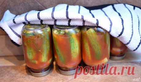 ХРУСТЯЩИЕ ОГУРЦЫ С КЕТЧУПОМ ЧИЛИ 

Предлагаю рецепт приготовления вкусных огурцов с кетчупом чили. Сам рецепт простой и быстрый. Но при этом, огурцы получаются вкусные и хрустящие.
Ингредиенты: огурцы- 5 литровых банок (2,5-3 кг), вода- 2 л., сахар- 1 стакан, уксус 9%- 1 стакан, кетчуп чили- 1 стакан, соль- 2 ст. ложки, листья смородины- 15 шт., листья вишни- 15 шт., петрушка- 50-70 г., укроп- 5 зонтиков (или 2,5 ч. ложек семян укропа), чеснок- 15долек, перец горошек- по 5...