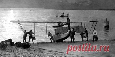 Первый русский гидроплан М-5. Как инженер Григорович научил лодку летать и воевать. Аэропланы с первых дней существования рассматривались не только как средство передвижения по воздуху, но и как весьма эффективное оружие. Для артиллерии времен Первой мировой они были почти неуязвимы, могли вести разведку и наносить удары с воздуха. Новые возможности открывались и перед флотом, на вооружение которого в начале ХХ века стали поступать первые гидросамолеты. В День авиации российского ВМФ…
