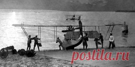 Первый русский гидроплан М-5. Как инженер Григорович научил лодку летать и воевать. Аэропланы с первых дней существования рассматривались не только как средство передвижения по воздуху, но и как весьма эффективное оружие. Для артиллерии времен Первой мировой они были почти неуязвимы, могли вести разведку и наносить удары с воздуха. Новые возможности открывались и перед флотом, на вооружение которого в начале ХХ века стали поступать первые гидросамолеты. В День авиации российского ВМФ…