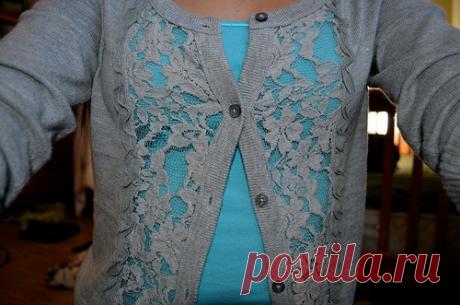 Переделка кардигана, замена части полочек кружевом в тон (остатками трикотажа декорировали в виде рюшек места стыков).