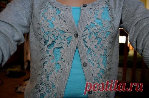 Переделка кардигана, замена части полочек кружевом в тон (остатками трикотажа декорировали в виде рюшек места стыков).