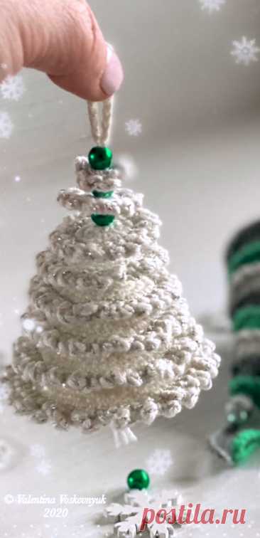 PDF Новогодняя Ёлочка крючком. FREE crochet pattern; Аmigurumi toy patterns. Амигуруми схемы и описания на русском. Вязаные игрушки и поделки своими руками #amimore - новогодняя ёлка, ёлочка к Новому году.