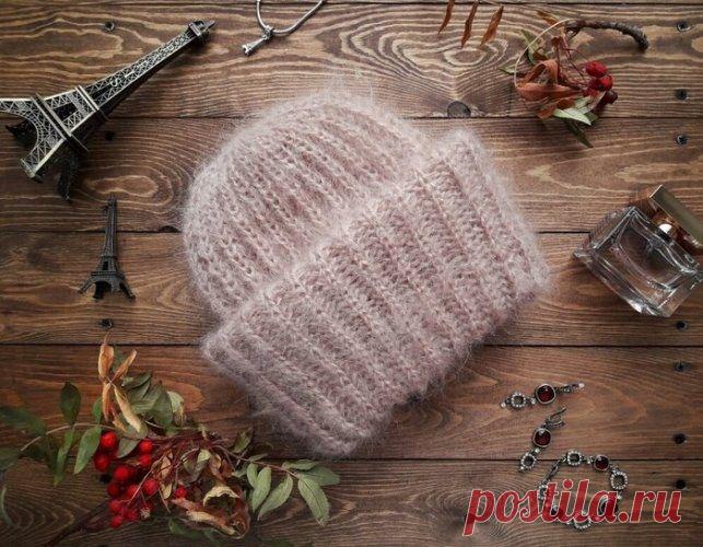 Шапка такори спицами: схема, описание, такори со швом и бесшовная За счет двойного отворота такори максимально препятствует прониканию холода к ушам и коже головы. Модель сочетается с большинством стилевых решений зимнего гардероба.