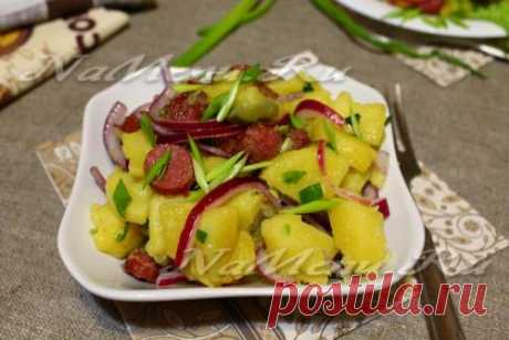 Немецкий картофельный салат с солеными огурцами и охотничьими колбасками