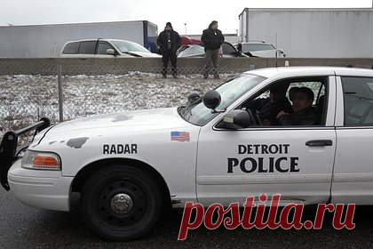 Трех рэперов обнаружили мертвыми после отмены концерта. В американском городе Детройте, штат Мичиган, обнаружили мертвыми трех рэперов, которые пропали после отмены концерта почти две недели назад. Об этом сообщает The Detroit News. Как пояснил источник газеты, мужчины были застрелены. Рэперы пропали 21 января. В тот день двое из них должны были выступить в местном клубе.