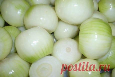 Лук дробит камешки и выводит из организма Ледкова Галина Ивановна: рецепт действительно уникальный, оставшийся от мамы, работавшей врачом-гомеопатом в Московской Кремлевской больнице. Эффективен и прост в применении. 2 кг репчатого лука очистить от шелухи. Мелко порезать или крупно натереть. Смешать с 2 кг сахарного песка. Томить два часа на медленном огне, помешивая, чтобы не пригорел. Вместо кастрюли прекрасно томить в скороварке. Получается 2 – 2,5 л янтарной массы. Разложить по банкам. Одну