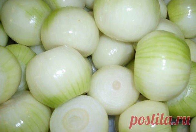 Лук дробит камешки и выводит из организма Ледкова Галина Ивановна: рецепт действительно уникальный, оставшийся от мамы, работавшей врачом-гомеопатом в Московской Кремлевской больнице. Эффективен и прост в применении. 2 кг репчатого лука очистить от шелухи. Мелко порезать или крупно натереть. Смешать с 2 кг сахарного песка. Томить два часа на медленном огне, помешивая, чтобы не пригорел. Вместо кастрюли прекрасно томить в скороварке. Получается 2 – 2,5 л янтарной массы. Разложить по банкам. Одну