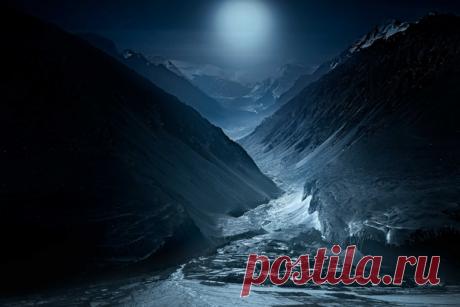 Отроги хребта Гиндукуш (Афганистан), вид с правого берега реки Памир. «Мы возвращались с озера Зоркуль, вдоль Таджико-Афганской границы, и ночь нас застала в дороге», – рассказывает автор снимка Игорь Дронов: nat-geo.ru/community/user/209999