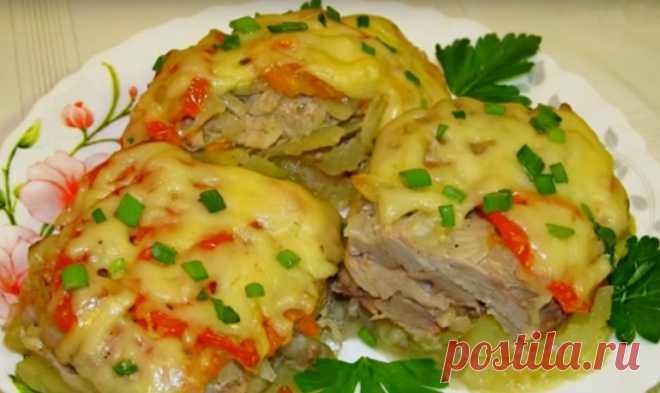 Свинина под «шубой» для очень занятых: лучше, чем мясо по-французски!
Необходимые ингредиенты
свинина – 800 грамм,
картофель – 700 грамм (6–7 штук),
сыр – 120 грамм,
репчатый лук – 2 штуки,
помидор – 2 штуки,
сметана – 1 столовая ложка,
майонез – 1 столовая ложка,
соль, перец, сушеный чеснок – по вкусу,
зелень – по вкусу,
масло растительное – для жарки.