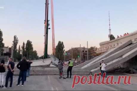 «Шо, опять?!» В Киеве рухнул мост: бомбы ни при чем — его разворовали. Рухнувший в Киеве мост реконструировала фирма, которая уже находилась под подозрением в завышении цен и использовании некачественных материалов