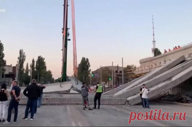 «Шо, опять?!» В Киеве рухнул мост: бомбы ни при чем — его разворовали. Рухнувший в Киеве мост реконструировала фирма, которая уже находилась под подозрением в завышении цен и использовании некачественных материалов