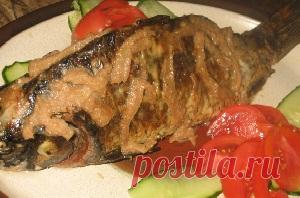 Карп, запеченный в яблоках 

Ингредиенты:

Карп – 750-800г
Яблоки кисло-сладкие -  500г (6 шт)
Соль
Перец черный молотый
Корица молотая
Сметана – 100г

Приправа для рыбы