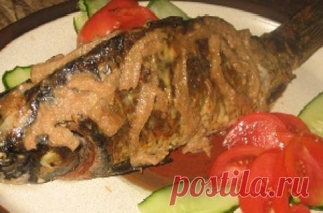 Карп, запеченный в яблоках 

Ингредиенты:

Карп – 750-800г
Яблоки кисло-сладкие -  500г (6 шт)
Соль
Перец черный молотый
Корица молотая
Сметана – 100г

Приправа для рыбы