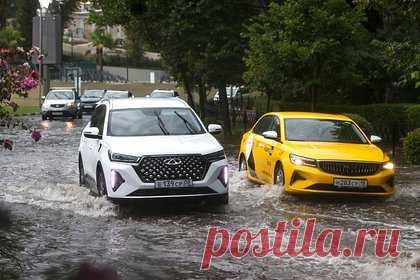 На улицах российского города образовались грязевые водопады