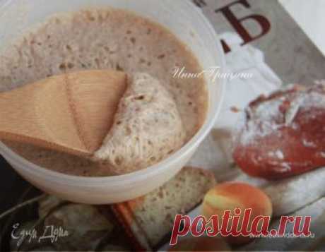 Домашние дрожжи на хмеле. Ингредиенты: вода, хмель, сахар &quot;Превосходныя домашния дрожжи&quot; - так звучит название этого рецепта в оригинале. Автор - Елена Молоховец. Её книга «Подарок молодым хозяйкам или средство к уменьшению расходов в домашнем хозяйстве» вышла в свет в 1861 году и выдержала 29 (!) изданий. В книге собрано 4500 рецептов (изначально было 1500), многие из которых не утратили своей актуальности и в наше время. Всё же, авторский рецепт я немного подко...