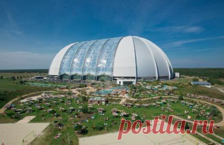 Внутри самого большого в мире аквапарка с эпическими аттракционами, порогами и даже тропическим лесом