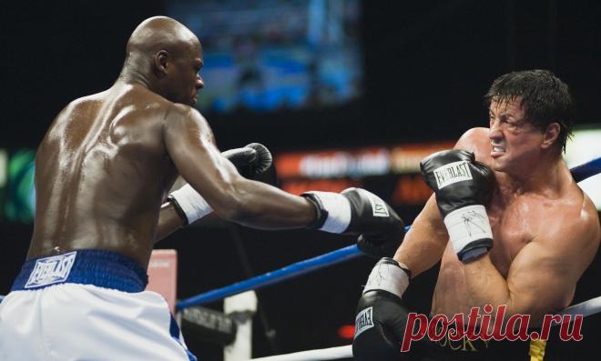 Если вы кого-то бьете,делайте это красиво.Уймите ярость.Не машите руками:ваши кулаки должны уходить вперед точно по прямой и тут же возвращаться назад,как будьто вы поймали муху.Исключение - "хуки",которые следует подкреплять силой бедер,а не плеч.Хороший " хук" в корпус ломает обидчику ребра,а также волю.