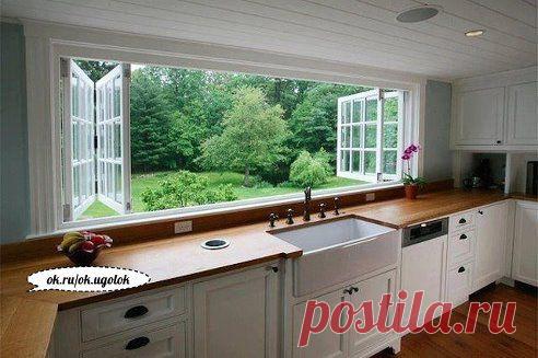Просторная светлая кухня с большим окном, мечта каждой хозяйки.