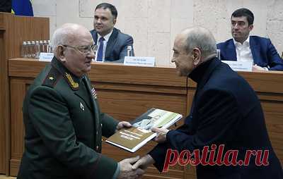 В РВСН презентовали книгу о Герое России Владимире Болысове. Генерал-лейтенант, которому посвящена книга, участвовал в разработке многих ракетных комплексов, в том числе он курировал создание ракетного комплекса "Тополь-М"