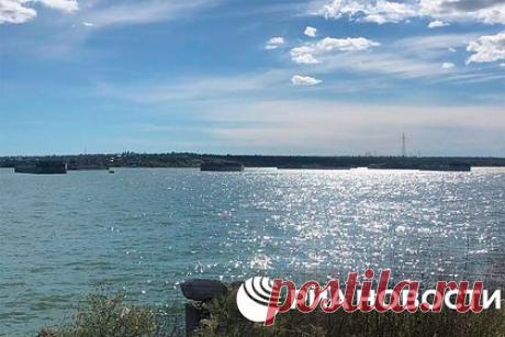 Украинские войска перегородили реку во избежание захода российских кораблей. Украинские войска перегородили Южный Буг в Николаеве баржами во избежание возможного захода российских военных кораблей. Об этом свидетельствуют фотографии, сделанные местными жителями. На одной из них можно увидеть реку, которую ВСУ перегородили баржами между Черноморским судостроительным заводом и морским портом.