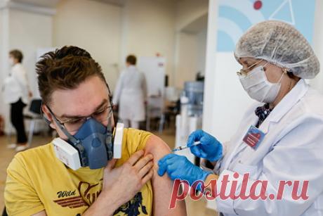 Врач раскрыл опасность незавершенного цикла вакцинации. Главный врач сети клиник «К+31», кандидат медицинских наук Борис Чурадзе напомнил, что большинство вакцин от коронавируса, включая «Спутник V», состоят из двух компонентов. Врач также раскрыл опасность незавершенного цикла вакцинации. По его словам, отсутствие второй прививки вызывает риск заразиться COVID-19.