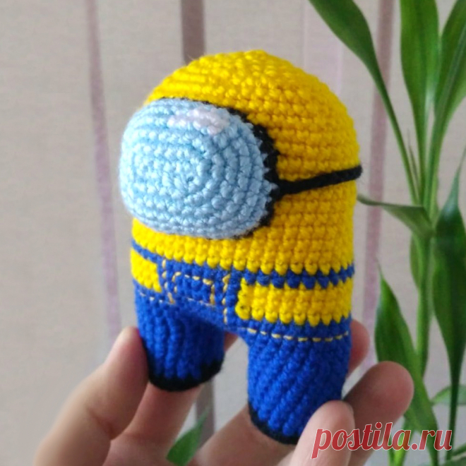 PDF Among Us Миньон крючком. FREE crochet pattern; Аmigurumi toy patterns. Амигуруми схемы и описания на русском. Вязаные игрушки и поделки своими руками #amimore - персонаж из игры Among Us в костюме миньона, Амонг Ас, маленький космонавт, астронавт, брелок.